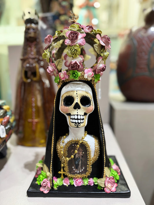 Monjas Coronadas: Un Viaje Místico en el Arte Popular Mexicano